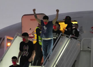 Maquillador es uno de los deportados de EE. UU. enviados de El Salvador a Venezuela