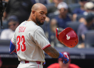 Panameño de Filis Edmundo Sosa sale tras choque con el jardinero izquierdo Brandon Marsh