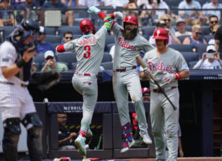 Harper y Schwarber impulsan a Filis a victoria 9-4 sobre Yankees sin Judge