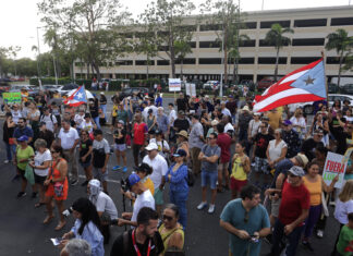 Activistas protestan en San Juan contra el operador eléctrico de Puerto Rico