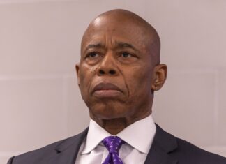 Al menos cuatro muertos, incluido un policía, en tiroteo en Nueva York, confirma el alcalde