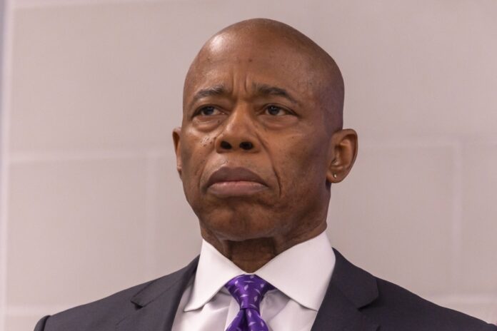 Al menos cuatro muertos, incluido un policía, en tiroteo en Nueva York, confirma el alcalde