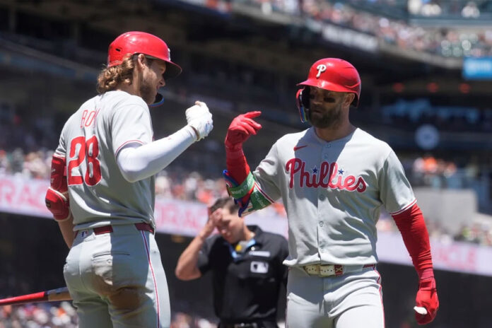 Bateo-de-Harper-y-el-dominio-del-peruano-Luzardo-fueron-clave-en-paliza-de-Filis-13-0-ante-Gigantes