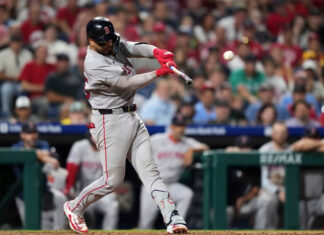 Cuadrangular de dos carreras de Narváez en la 11ma da triunfo 9-8 a Medias Rojas sobre Filis