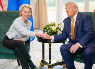 EE. UU. y la UE evitan una guerra comercial al pactar aranceles del 15 % a productos europeos