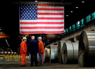 Fabricantes de EE. UU. siguen estancados pese a subsidios de Biden y protecciones de Trump