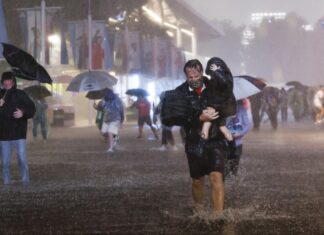 Fuertes tormentas en EE. UU. dejan a miles de personas sin luz y causan inundaciones
