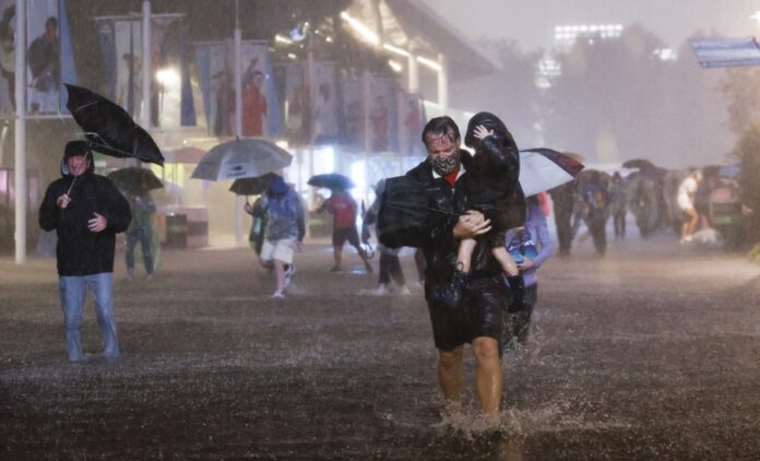 Fuertes tormentas en EE.UU. dejan a miles de personas sin luz y causan inundaciones