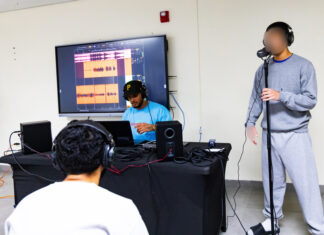 Fundación del sello que representa a Bad Bunny culmina un campamento de música para presos