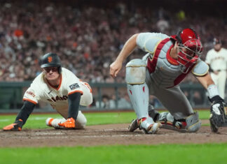 Gigantes anotan dos en la octava entrada y vencen 3-1 a los Filis