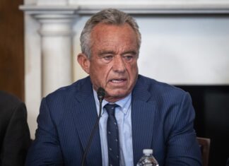 Gobierno Trump enfrenta batalla legal por bloquear beneficios de salud a inmigrantes