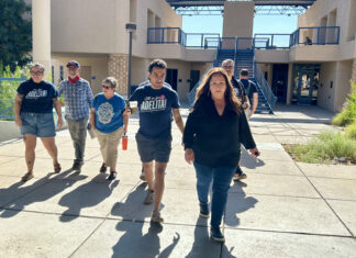 Hija del fallecido congresista Raúl Grijalva gana las primarias para ocupar su escaño