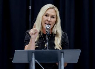 Líderes del movimiento MAGA critican el acuerdo de Trump para enviar armas a Ucrania