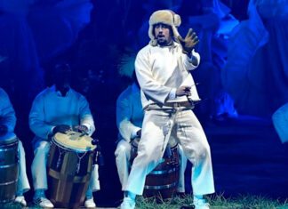 PETA denuncia que Bad Bunny sube gallinas a escenario de residencia musical en Puerto Rico