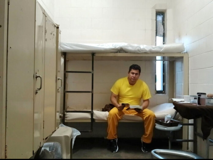 Periodista salvadoreño detenido en EEUU afirma que ICE le dijo que no le quiere soltar