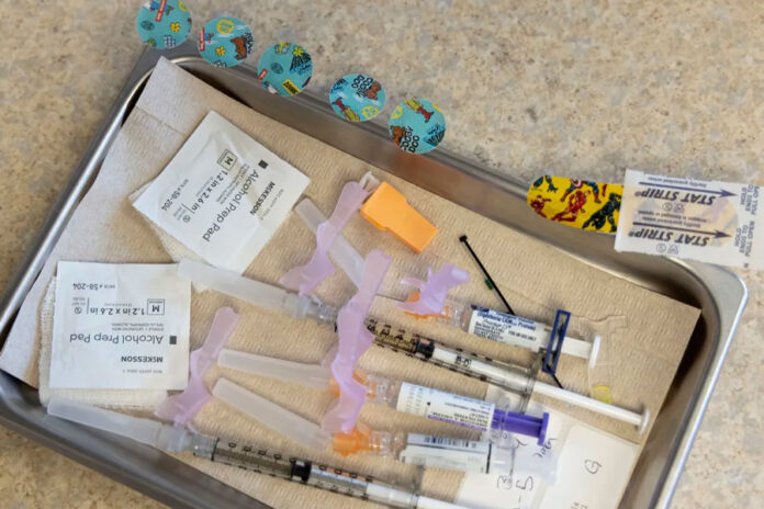 Por-temor-a-perder-la-cobertura-de-Medicaid,-padres-se-apresuran-a-vacunar-a-sus-hijos