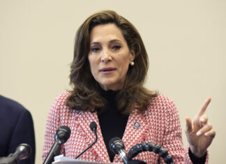 Radican proyecto bipartidista que protegería a indocumentados que ingresaron antes de 2021