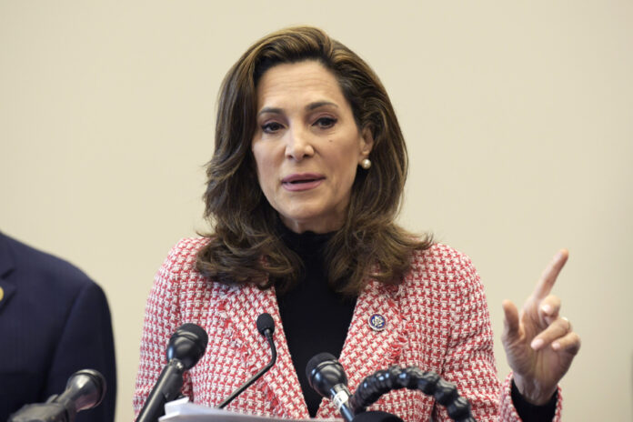 Radican proyecto bipartidista que protegería a indocumentados que ingresaron antes de 2021