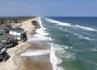 Huracán Erin gana fuerza mientras avanza por la costa este de EE. UU. Huracán