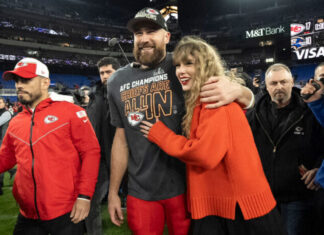 Travis Kelce le entrega un anillo de compromiso vintage a Taylor Swift Travis Kelce