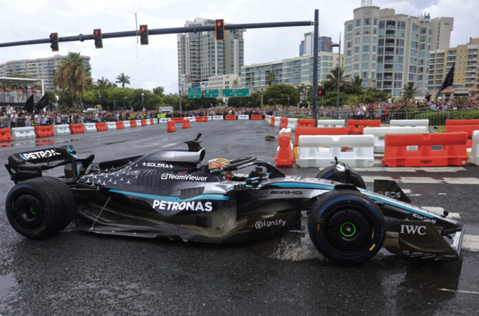 Bad Bunny, Adidas y Mercedes llevan por primera vez un vehículo de Fómula 1 a Puerto Rico Bad Bunny