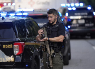 El atacante de los CDC creía que la vacuna contra el COVID lo volvía suicida, dice su padre