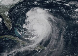 Huracán Erin avanza provocando peligrosas marejadas y vientos desde Florida hasta Nueva Inglaterra Erin