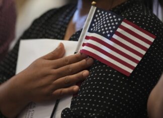 Inmigrantes que buscan trabajo legal y ciudadanía deben pasar filtro de no ser «antiestadounidenses» Inmigrantes