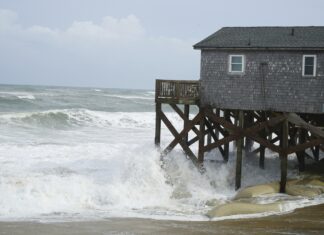 Huracán Erin vuelve a ganar fuerza mientras avanza por la costa este de EE. UU