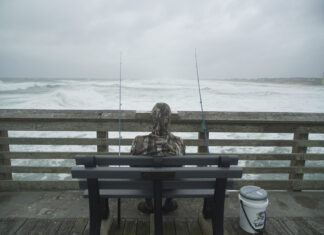 Fuertes vientos y olas azotan Nantucket y Martha’s Vineyard mientras el huracán Erin se aleja al mar olas