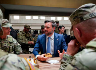 Altos cargos de Casa Blanca hacen apariciones públicas con tropas mientras Washington observa tenso