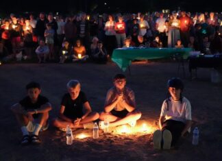 Cientos de personas acuden a vigilias por las víctimas del tiroteo escolar en Mineápolis Mineápolis