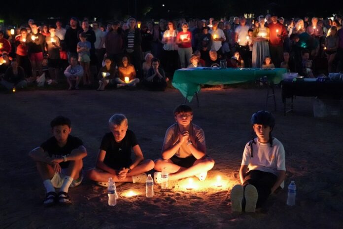 Cientos de personas acuden a vigilias por las víctimas del tiroteo escolar en Mineápolis Mineápolis