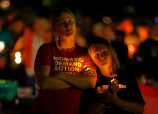 Cientos recuerdan a dos niños asesinados y 17 heridos en tiroteo en escuela católica de Minneapolis