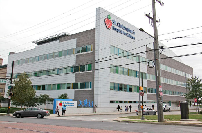 El-hospital-Saint-Christopher-de-Filadelfia-reparte-mochilas-para-el-regreso-a-clases