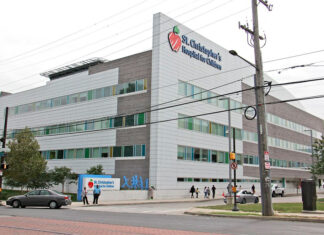 El hospital Saint Christopher de Filadelfia reparte mochilas para el regreso a clases