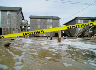 El huracán Erin provoca fuertes vientos e inunda parte de una autopista en Carolina del Norte