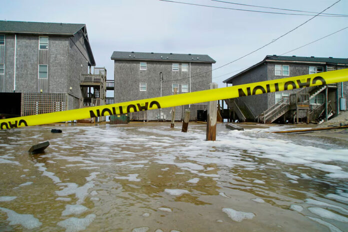 El-huracán-Erin-provoca-fuertes-vientos-e-inunda-parte-de-una-autopista-en-Carolina-del-Norte