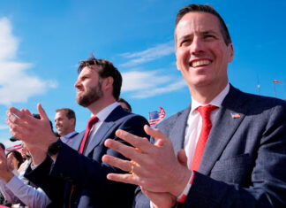 El senador Bernie Moreno impulsa la agenda de Trump sobre drogas y comercio en su regreso a Colombia