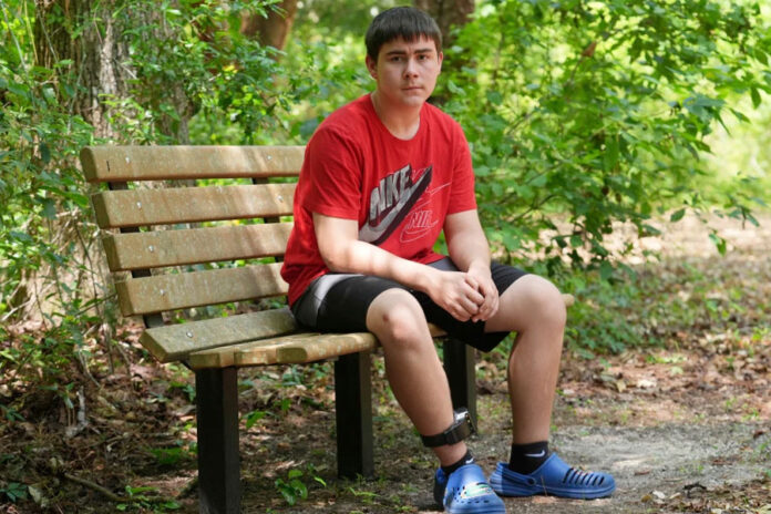 Experimento-de-escuela-virtual-en-centros-de-detención-juvenil-de-Florida-genera-frustración escuela