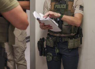 Jardinero hundureño con estatus legal en EE. UU. demanda a Inmigración por arresto