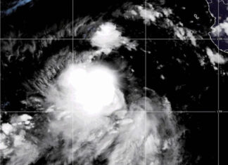Las tormentas Juliette y Fernand avanzan sobre aguas abiertas en dos océanos tormentas