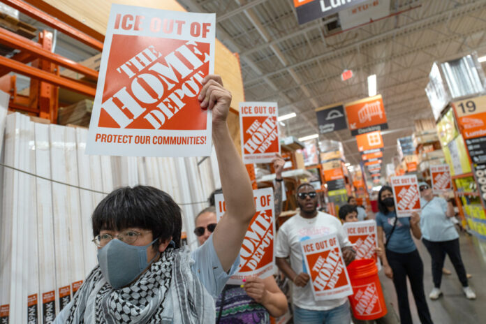 Mayor grupo latino de EE.UU pide a Home Depot negar el acceso de ICE a sus instalaciones