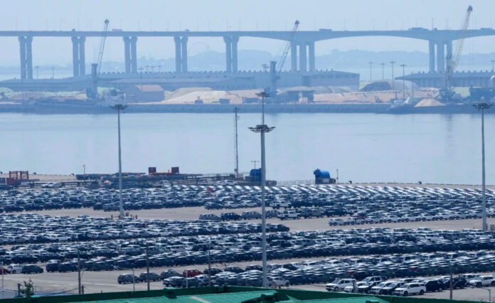 Nuevos-aranceles-de-Trump-benefician-a-algunos-países,-mientras-las-bolsas-y-el-dólar-caen-en-EEUU