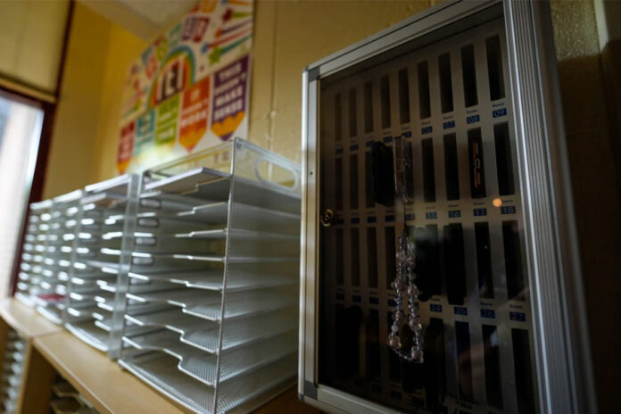 Students-face-new-cellphone-1 Students