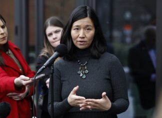 Alcaldesa de Boston defiende a migrantes con mariachi ante «amenazas» de fiscal de EE. UU. migrantes