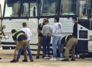 Jueza federal bloquea deportaciones rápidas de migrantes por violar debido proceso