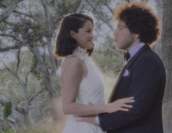 La cantante Selena Gómez y el productor Benny Blanco se casan en California