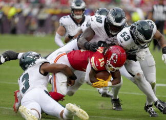 Defensiva de Eagles brilla en repetición del Super Bowl al vencer 20-17 a unos Chiefs que pierden su segundo partido