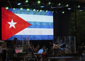 Silvio Rodríguez inicia gira latinoamericana con un repleto concierto en la Universidad de La Habana Silvio Rodríguez